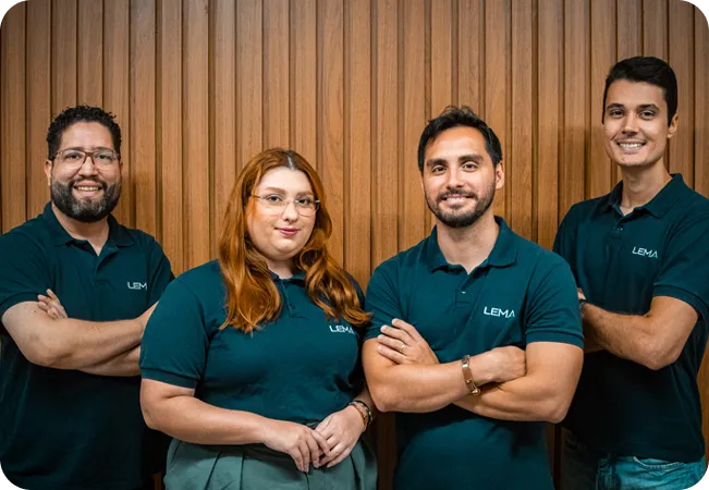 Quatro integrantes da equipe da LEMA, de camisa polo com a marca da empresa.